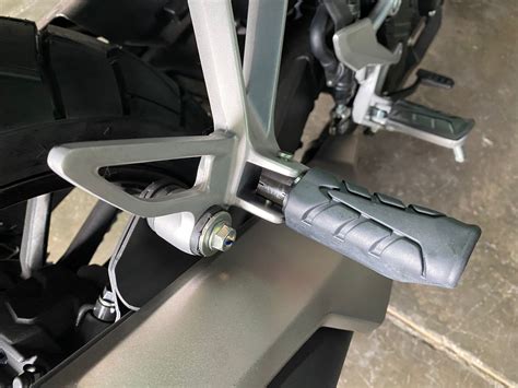 5 Pijakan Kaki Motor yang Bikin Perjalanan Gak Bakal Pegal Lagi! 5 Pijakan Kaki Motor yang Bikin Perjalanan Gak Bakal Pegal Lagi!