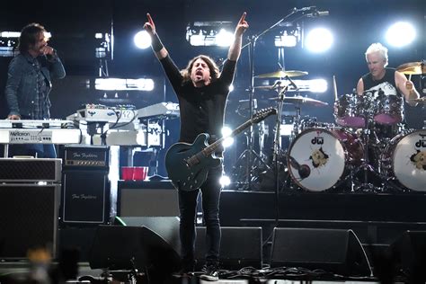 Foo Fighters: Air Mata Warnai Panggung, Siapa Penggantinya?